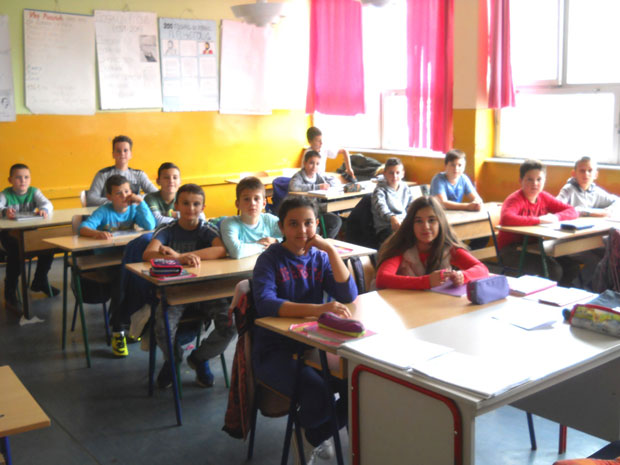 НЕ СМЕТА ИМ ДАЉИНА: До школе путују 30 километара